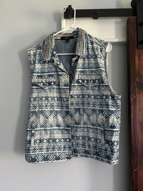 Forever 21 Blue and White Aztec Patterned Sleeveless Jacket Vest
